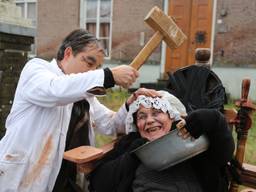 Straattheater met een knipoog en een lach op het Dickensfestijn in Wintelre (foto: Fabian Eijkhout).