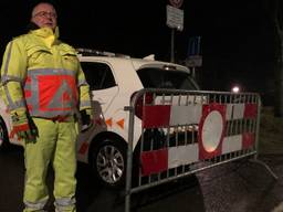 De belangrijkste toegangswegen in Zevenbergschen Hoek zijn afgezet. (Foto: Raymond-Merkx)