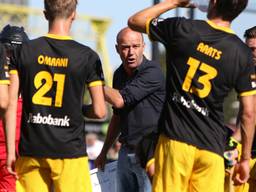 Verboom spreekt zijn mannen toe tijdens een wedstrijd in de Hoofdklasse (foto: OrangePictures).