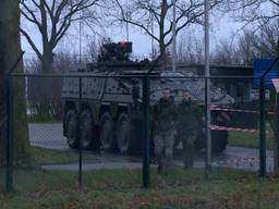 Een gepantserd voertuig bewaakt een zij-ingang (Foto: Omroep Brabant)