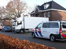 De politie haalde peperdure meubels uit het huis aan de Koolzaadweg in Oss. Foto: SQ Vision.