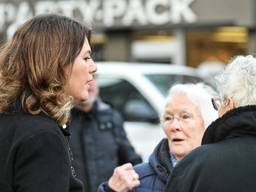 Burgemeester Vermue praat met geschrokken bewoners. (Foto: Tom van der Put/SQ Vision Mediaprodukties)