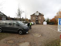 De dode ligt naast het RIEC. (Foto: Dave Hendriks/SQ Vision)