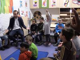 Meneer Maarten geeft les aan zijn kleuters op Basisschool Wandelbos in Tilburg.