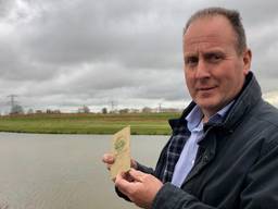 Jan Veerhuis wil met zijn karton van rijstro de rijsboeren helpen. (Foto: Erik Peeters)