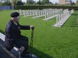 Roman Figiel op het Pools militair ereveld in Breda, waar veel van zijn kameraden liggen begraven.