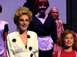 Willemijn Verkaik als Miss Hannigan in de musical Annie. (Foto: Tom van den Oetelaar)
