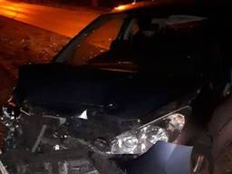 De bestuurders van de beschadigde auto's bleken te zijn verdwenen toen de politie arriveerde. (Foto: Facebook politie Waalwijk)