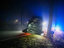 Eén van de auto's die schade opliepen in mistig Bakel (foto: Pim Verkoelen/SQ Vision Mediaprodukties).
