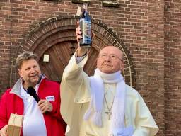 Abt Denis Hendrickx met de eerste fles van het speciale bier
