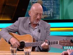 Gerard van Maasakkers zingt in de studio een van zijn nieuwe nummers (Foto: Kraak.)