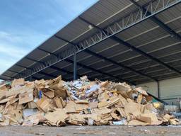 Stapels papier bij Recycling continue in Oosterhout.