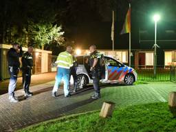 De politie doet onderzoek bij het azc in Oisterwijk. (Foto: Toby de Kort)