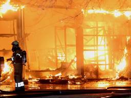 Het gebouw van De la Salle in Boxtel viel niet meer te redden door de brandweer. (Foto: Bart Meesters)
