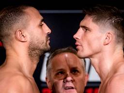 Badr Hari (l) en Rico Verhoeven (r) kijken elkaar in de ogen. (Foto: ANP)