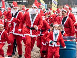 De kerstmannen beginnen aan de Santa Fun Run (foto: Kevin Cordewener)