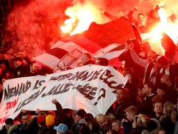 Een statement van de PSV-supporters tegen John de Jong en Toon Gerbrands. (Foto: Hollandse Hoogte)