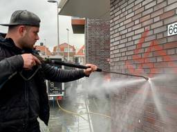 Schoonmaker Bobby van Haaren verwijdert de hakenkruizen (Foto: Youssef Zerrouk)