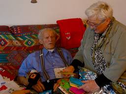 Roman krijgt hulp van Bozena tijdens het lezen van de kaarten en brieven.
