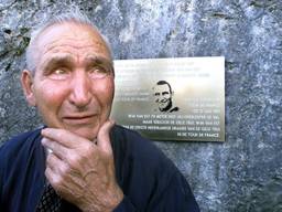 Wim van Est in 2001 bij de plaquette die herinnert aan zijn legendarische val in de Tour de France van 1951