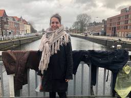 Laura tussen de jassen op de Hinthamerbrug (Foto: Imke van de Laar)