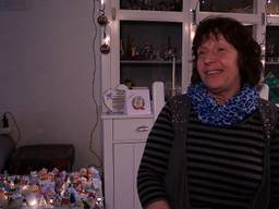 Marion helpt de inwoners van Goirle hun verzameling kersthuisjes compleet te maken. (foto: Tom van den Oetelaar)