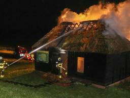 Het gebouwtje raakte zwaar beschadigd. (Foto: Jurgen Versteeg/ SQ Vision)