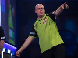 Michael van Gerwen blij met de winst op Stephen Bunting (foto: Lawrence Lustig / PDC)