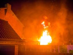 Buurtbewoners worden opgeschrikt door metershoge vlammen in Eindhoven. (Foto: Sem van Rijssel)