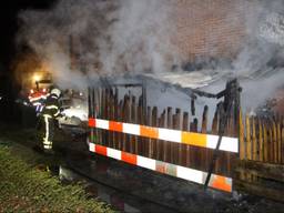 Er is veel rookontwikkeling als een schuurtje in Sprang-Capelle volledig in vlammen opgaat. (Foto: Erik Haverhals)