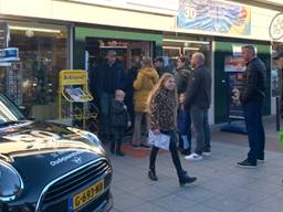 De rij staat tot buiten bij 'gelukswinkel' Dillen in Veldhoven. (foto: Eva de Schipper)