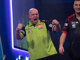 Michael van Gerwen is blij met een gewonnen set (foto: Lawrence Lustig/PDC).