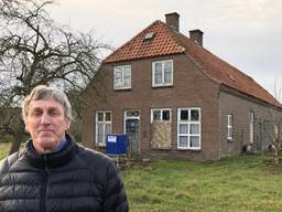 Sjef van Creij bij de boerderij van Peerke Smulders.