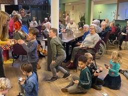 Leerlingen van basisscholen in de buurt bezoeken dementerende ouderen die in De Wijngaerd wonen.
