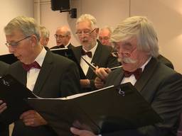 Het Oudenbosch' Mannenkoor bestaat 110 jaar en maakt zich op voor het kerstconcert. (Foto: Erik Peeters)