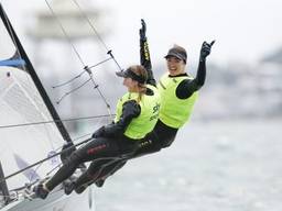 Annemiek Bekkering (links) en Annette Duetz winnen het WK 2019 (bron: World Sailing).