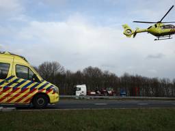 Een traumahelikopter landde op de snelweg. (Foto: Marcel van Dorst/ SQ Vision)