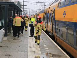 De passagiers werden uit de trein bij Deurne gehaald. (Foto: Harrie Grijseels)