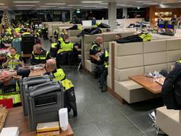 Drukte in de kantine. (Foto: Jan Burgmans)