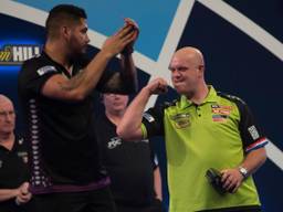 Michael van Gerwen balt de vuist, Jelle Klaasen is verslagen op het WK (foto: Lawrence Lustig/PDC).