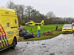 De automobilist overleefde het ongeluk in Rucphen niet (foto:Tom van der Put/SQ Vision Mediaprodukties).
