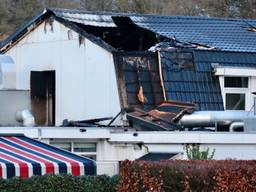 De schade aan het restaurant is bij daglicht goed zichtbaar. (Foto: SK-Media)