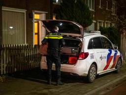 De politie bij de woning (Foto: SQ Vision).