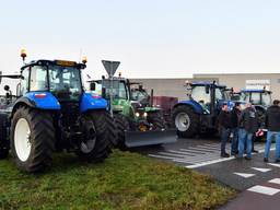 Boeren blokkeren de toegangsweg naar Jumbo in Breda. Foto: Erald van der Aa