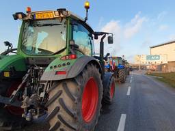 Boeren komen met hun trekkers aan bij ATM in Moerdijk. (Foto: Omroep Brabant)