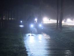 Fietsers in het donker op de provinciale weg tussen Chaam en Breda (foto: Remco de Ruijter).