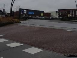 De rotonde waar de fietser werd aangereden (foto: Instagram.com/politieoss).