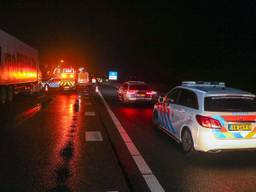 De politie houdt het verkeer op de A27 tegen (foto: Jurgen Versteeg/SQ Vision Mediaprodukties).