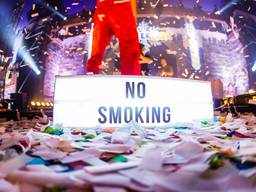 Festivals gaan strenger optreden tegen mensen die toch roken in de tent. (Foto: Front of House)