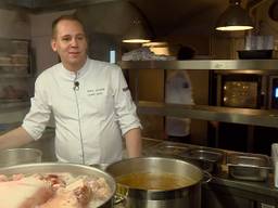 Chef-kok Paul Kappé in de keuken van sterrenrestaurant Monarh in Tilburg. (foto: Jan Burgmans)